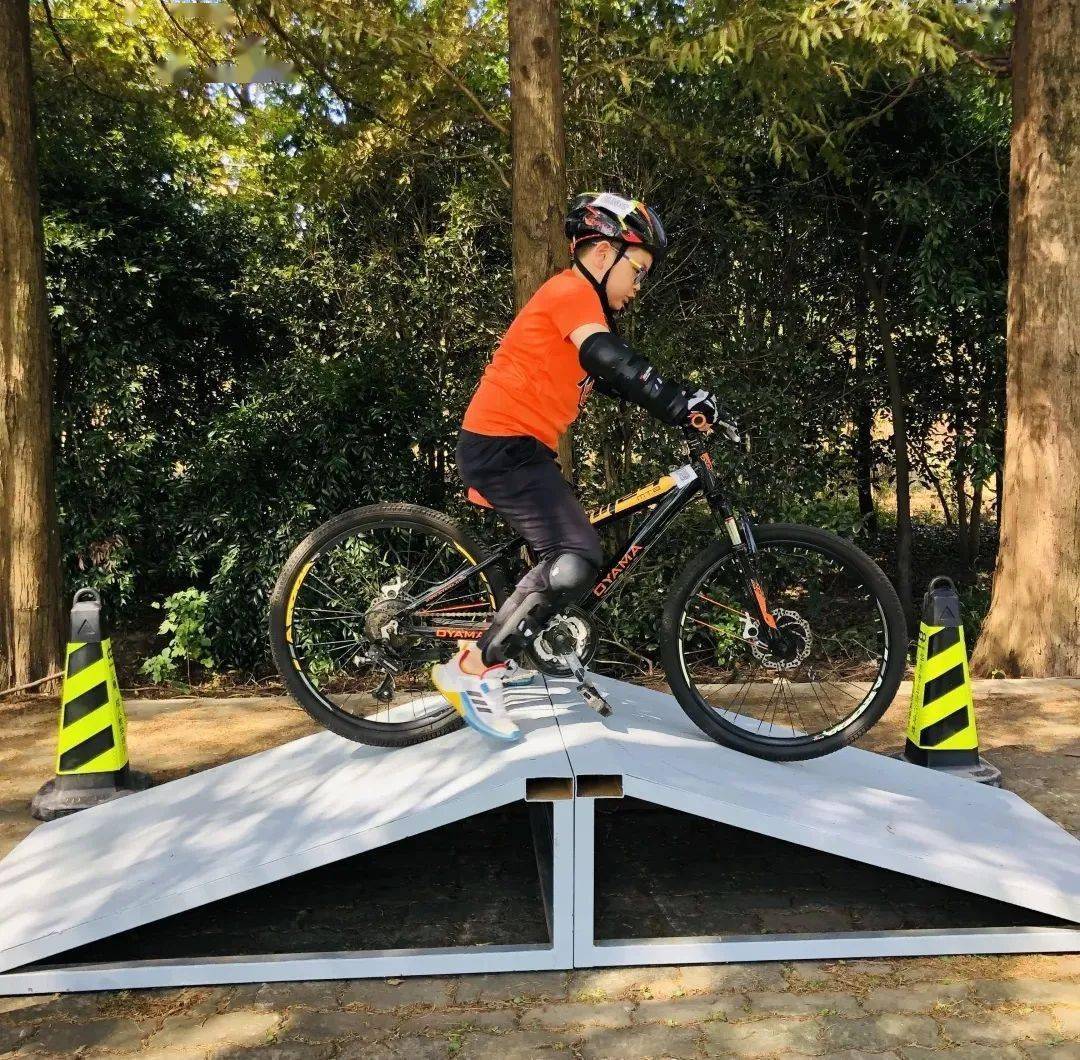 河套朱雀队鏖战岭南战狼队，自行车预选赛失利，核心复出即建功。教练团队居功至伟的简单介绍